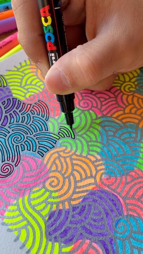 Danilo Rodriguez Reyes | Started making progress on this A4 drawing using highlighters as background colours. (Highlighters also react to black light, it will be… | Instagram Highlighter Doodle Art, Highlighter Pen Design Ideas, Doodle Drawings Colourful, Trippy Zentangle, Doodle Art Colourful, Highlighter Art Drawing, Sharpie Drawings Ideas, Highlighter Doodles, Sharpie Art Doodles