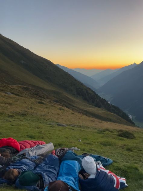 Friends On Adventures, Hiking With Friends Aesthetic, Hiking Friends, Friends Hiking, Adventures With Friends, Friends Camping, Hiking With Friends, Camper Van Life, Camping Friends