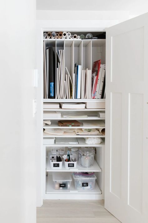 Organization Art Studio, Art Studio Paper Storage, Art Studio Desk Organization, Craft Studio Inspiration, Art Room Minimalist, Tiny Art Studio Organization, Art Studio Corner At Home, Small Space Art Corner, Art Storage Closet