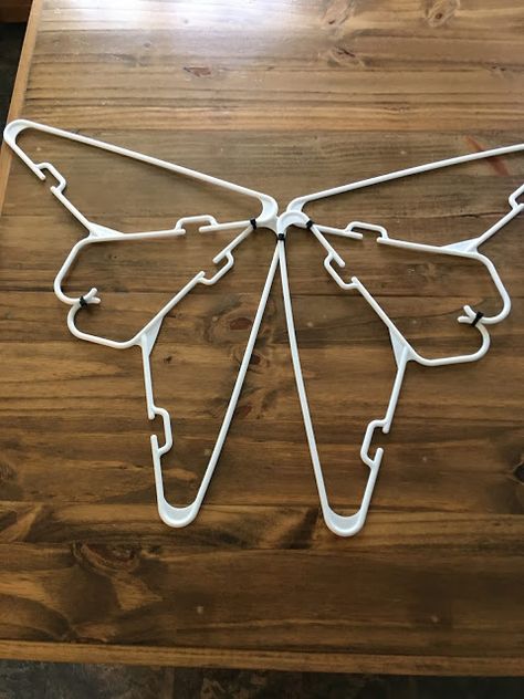 Coat Hanger Butterfly Craft Kids Will Love Plastic Hanger Crafts, Clothes Hanger Crafts, Coat Hanger Diy, Clothes Butterfly, Kostum Peri, Wire Hanger Crafts, Craft Easter, Small Hangers, Plastic Clothes Hangers