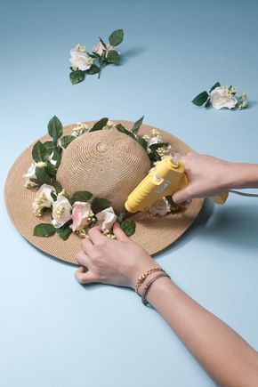 Straw Hat Crafts, Diy Fashion Ideas, Topper Floral, Diy Fashion Trends, Diy Fashion Projects, Hat Decoration, Floral Hat, Diy Fashion Clothing, Diy Hat