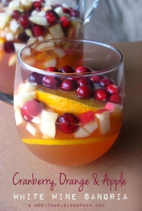 Easy White Wine Sangria with Cranberry, Orange & Apple. Lots of beautiful fall flavors perfect for your Thanksgiving feast! Make this easy drink recipe to enjoy with your friends & family all fall & winter long! #fallrecipes #sangria #drinks #drinkrecipes #wine #thanksgivingrecipe #cranberry #apples #realfood Autumn Sangria, Fall Punch, Thanksgiving Sangria, Couple Recipes, Fall Sangria Recipes, Rosé Sangria, Glace Fruit, White Wine Sangria Recipe, Spanish Party