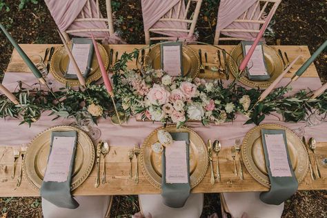 Wedding Decor Sage And Blush, Gold Charger Sage Napkin, Sage Green And Blush Table Decor, Sage Green And Blush Wedding Table Setting, Blush Sage Gold Wedding, Blush And Sage Table Setting, Sage Green And Pink Wedding Table Setting, Sage And Gold Table Setting, Sage Green And Pink Table Setting