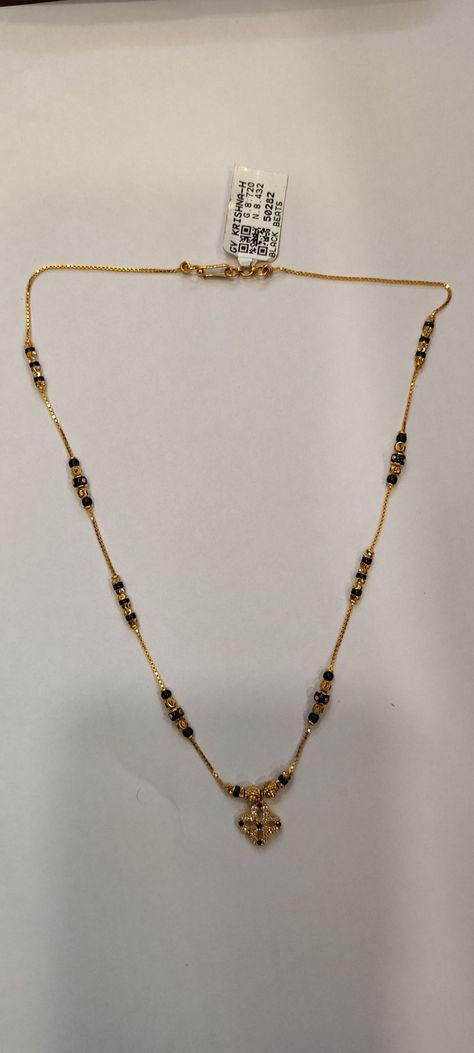 Small Black Beads Chain Gold, Short Black Beads Designs Gold, Small Mangalsutra Designs Gold, Nallapusalu Designs Gold Short, Short Black Beads, Daily Wear Gold Mangalsutra Designs, Short Nallapusalu, Black Beads Chain, Gold Jewelry Prom