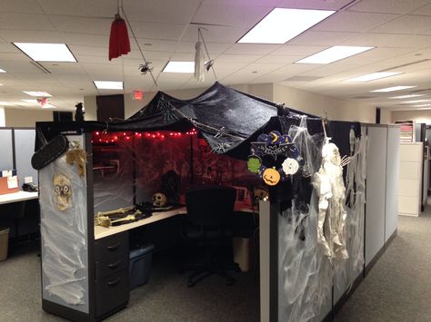 Halloween cubicle                                                       … Decorating Office Cubicle, Diy Halloween Office Decorations, Cubicle Halloween Decorations, Cubical Ideas, Halloween Cubicle, Halloween Office Party, Office Halloween Decorations, Dekorasi Halloween, Halloween Office