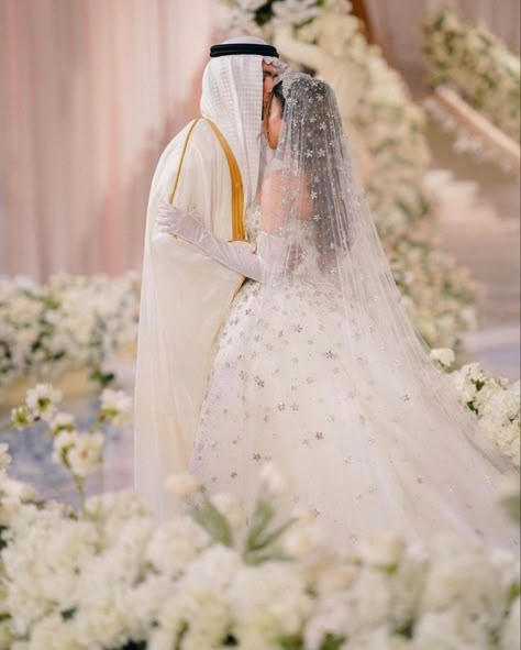 Arab Wedding Dress, Arabian Wedding, Dream Wedding Reception, Wedding Dresses Hippie, Engagement Shots, Arab Wedding, Fairy Tale Wedding Dress, Wedding Details Photography, Fancy Wedding Dresses