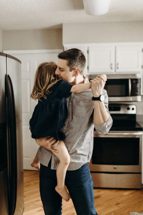 Photoshoot at home: Dance party in the kitchen Kitchen Photoshoot Family, In Home Family Photo Shoot Kitchen, Family Dance Party, Family House Photoshoot, Family Kitchen Photoshoot, Kitchen Family Photoshoot, At Home Family Photos, Home Dance Party, Family Lifestyle Photography At Home