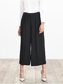 Back pant and white top Balance between 2 colors Essential Outfits, Square Pants, Wide Leg Cropped Pants, Baggy Pants, Business Professional, Outfit Look, Pantalon Large, Professional Outfits, Looks Style