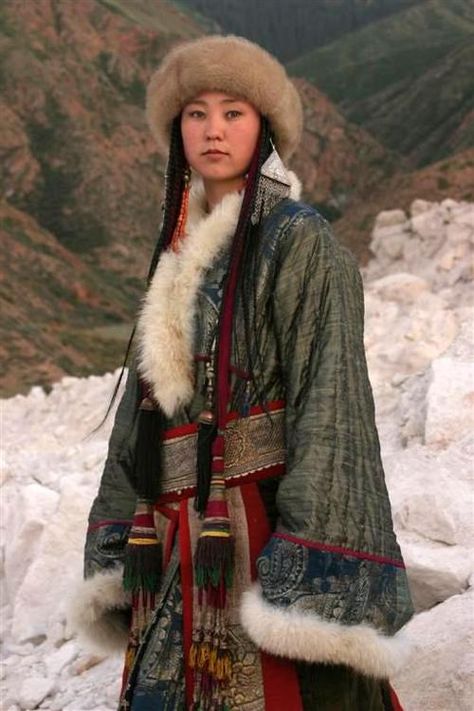 Nomadic Kirghiz woman in traditional dress, Kirghistan, Central Asia. Uzbek suzani textiles (central asian ethnic textile collector) Costumes Around The World, Foto Langka, Ethno Style, Ethnic Dress, Traditional Costume, Traditional Fashion, Folk Costume, People Of The World, World Cultures