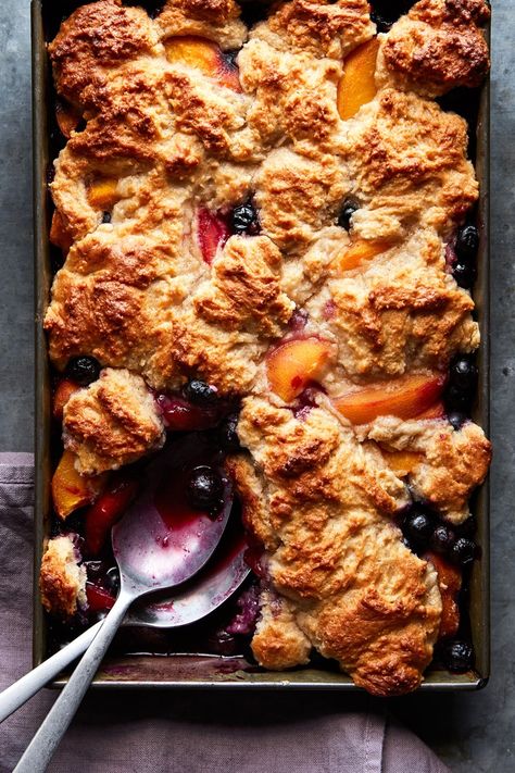 Vegan Blueberry Recipes, Vegan Cobbler, Blueberry Peach Cobbler, Vegan Peach, Peach Blueberry, Eating Vegan, Meat Free Recipes, Healthy Vegan Desserts, Vegan Blueberry