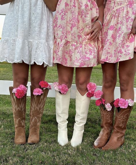 Cowboy Boot Photos, Summer Cowgirl Aesthetic, Cowgirl Boots Flowers, Girly Country Aesthetic, Country Poses Picture Ideas, Pink Boots Aesthetic, Pink Country Aesthetic, Pink Western Aesthetic, Country Aesthetic Western