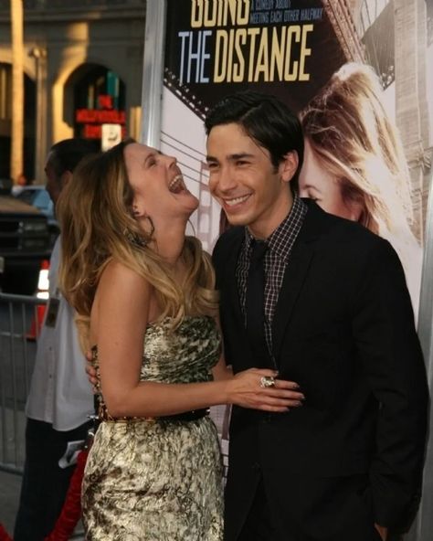 Drew Barrymore & Justin Long at the Premiere of 'Going the Distance' Justin Long, Drew Barrymore, Celeb Crushes, Studying Inspo, Long I, Men's Collection, Horror Movies, Soulmate, Sequin Skirt