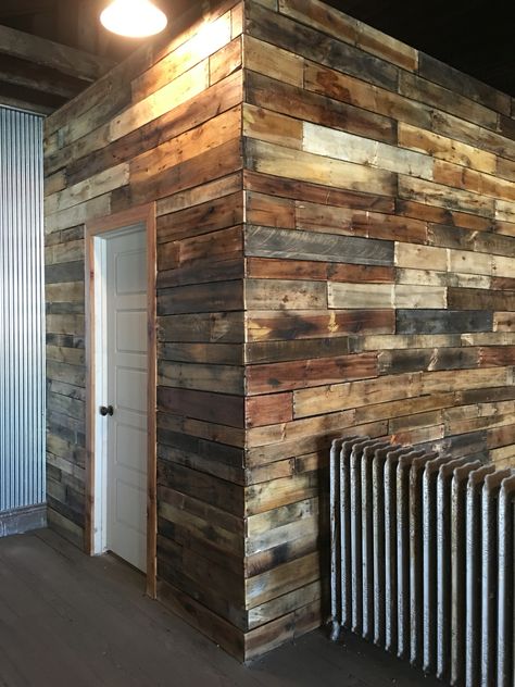 Pallet wall for studio Shop Wall Ideas, Pallet Siding, Tin And Wood Walls, Wooden Pallet Wall, Palette Furniture, Palette Wall, Interior Cladding, Wood Yard Art, Pallet Walls