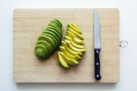 A Safe and Easy Way to Peel an Avocado Like a Pro How To Store Avocado, Best Avocado Recipes, Popular Healthy Recipes, How To Cut Avocado, Fresh Avocado, Acidic Foods, Candida Diet, Glycemic Index, Baked Pork