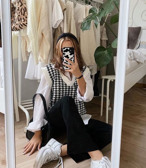 Houndstooth Sweater Outfit, Flare Sweats, Sweater Vest Outfit Women, Pattern Sweater Vest, Sweater Vest Outfit, Houndstooth Sweater, Korean Fashion Outfits, Stylish Winter Outfits, Sweater Vests