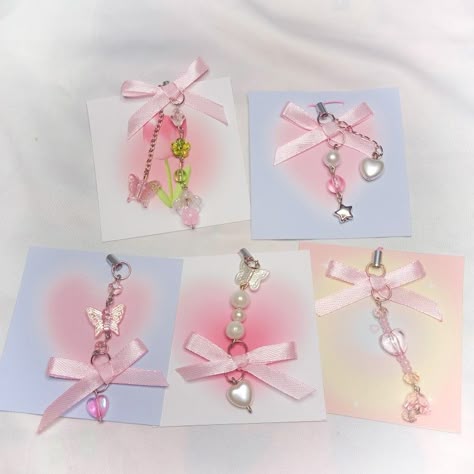 Phone Charm Packaging, Keychain Packaging Ideas Diy, Necklace Packaging Ideas, Freebies Ideas For Small Business, Bracelet Packaging Ideas, Jewellery Packaging Ideas, Bead Store Shops, Beads Packaging, Keychain Packaging