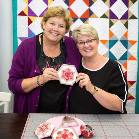 New Bonus Tutorial: Intro to English Paper Piecing with Sue Daley – Missouri Star Blog Sue Daley English Paper Piecing, Beginners Quilting, Missouri Quilt Tutorials, Hexie Quilts Patterns, Missouri Star Quilt Company Tutorials, Missouri Star Quilt Tutorials, Paper Piecing Tutorial, Table Quilt, Missouri Quilt