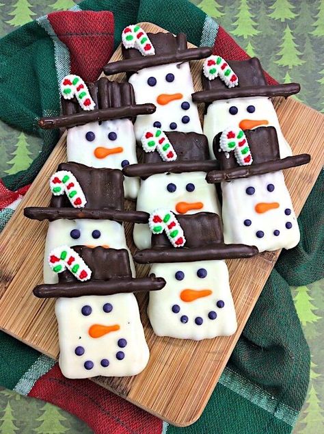 Pretzel Snowman, Snowman Pretzels, Chocolate Covered Pretzels Christmas, Decorated Pretzels, Chocolate Snowman, Snowman Treats, Christmas Sweet Treats, Christmas Candies, Cute Chocolate