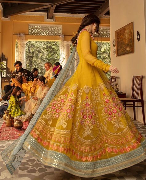 Mehndi Party Dress, Ali Xeeshan, Mehndi Dress, Hania Amir, Yellow Gown, Traditional Blouse Designs, Latest Bridal Dresses, Womens Trendy Dresses, Pakistani Wedding Outfits