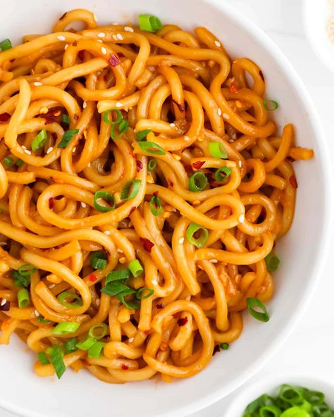 Spicy Chili Garlic Udon Noodles Garlic Udon Noodles, Spicy Udon Noodles, Garlic Noodles, Udon Noodles, Chili Garlic Sauce, Homemade Chili, Easy Weeknight Dinner, Spicy Chili, Garlic Sauce