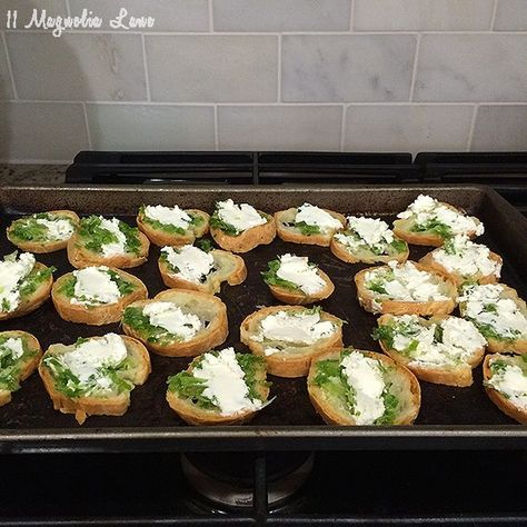 Easy Appetizer Recipes for a Girls' Night Out Appetizers For Ladies Night, Ladies Night Appetizers, Girls Night Appetizers, Girls Night In Food, Girls Night Dinner, Prosecco Drinks, Wine Snacks, Night Food, Recipe Girl