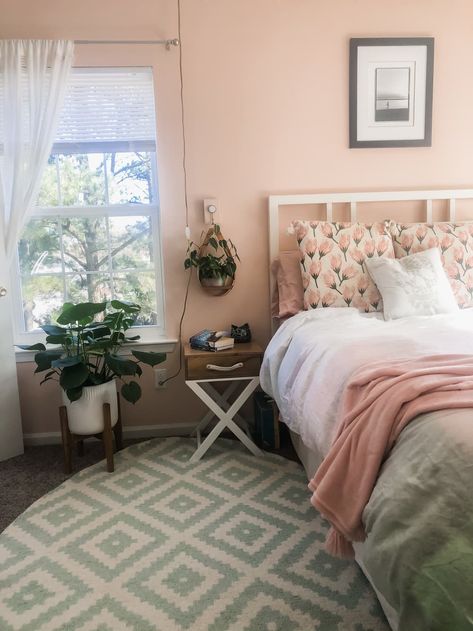 Light Pink And Wood Bedroom, Light Pink Comforter Bedroom Ideas, Seafoam Green And Pink Bedroom, Light Pink And Sage Green Bedroom, Light Pink And Green Aesthetic Bedroom, Mint Green And Peach Bedroom, Apartment Astetic, Mint And Peach Bedroom, Pink Sage Bedroom