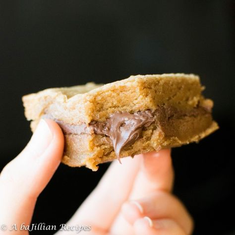 Fudgy peanut butter blondies STUFFED with rich chocolatey Nutella! Everyone has their own idea of what they believe Heaven is like when they die. For me, Heaven is a place where we can eat endless supplies of peanut butter and Nutella... Nutella Blondies, Peanut Butter Blondies, Blondie Recipe, Peanut Butter Nutella, Nutella Desserts, Blondies Recipe, Nutella Recipes, Peanut Butter Recipes, Christmas Cooking