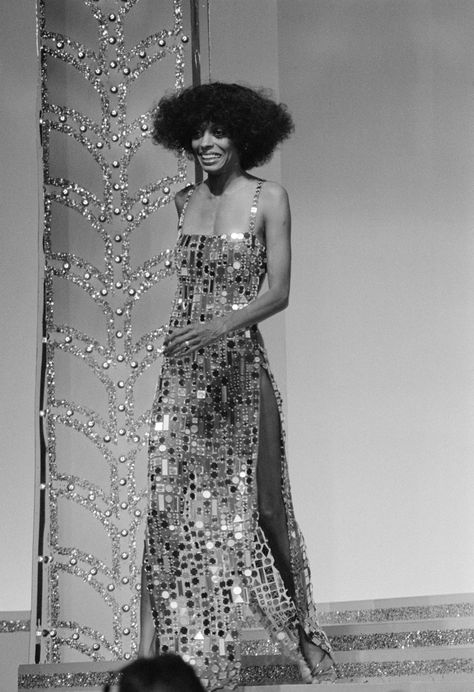 Diana Ross | As we prepare to transition our wardrobes for fall '16, we're taking cues from the latest trends and our tried and true style divas. In true throwback Thursday fashion, we're turning to Diana Ross for outfits that stand the test of time. From fabulous off-the shoulder moments to show-stopping sequins, these are the looks we'd wear now. Moda Disco, Mode Disco, Style Année 70, Essence Festival, New Retro Wave, Vintage Black Glamour, Florence Welch, 70s Disco, Studio 54