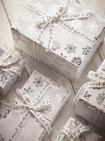 White Christmas Wrapping Paper, White Christmas Wrapping, Creative Christmas Gift Wrapping, Christmas Gift Wrapping Ideas, Black Kraft Paper, Wrapping Paper Crafts, White Wrapping Paper, Ideas For Friends, Creative Christmas Gifts