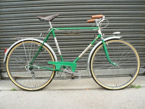 De nombreux mois se sont écoulés avant de tomber sur ce Motobécane du début des années 70. Bien qu'on le trouvait surtout dans nos campagne, c'est réellement le vélo idéal pour circuler en ville. Le carter de chaîne au design aérodynamique, caractéristique... Mini Velo, Please Love Me, Velo Vintage, Creative Lifestyle, Bicycle, Bike, Lifestyle, Green, Design