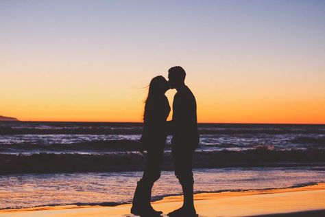 Boyfriend And Girlfriend Wallpaper, Photos Couple Plage, Girlfriend Wallpaper, Interfaith Relationship, Kiss Day Images, Online Marriage, Boyfriend And Girlfriend, Photos Originales, Summer Romance