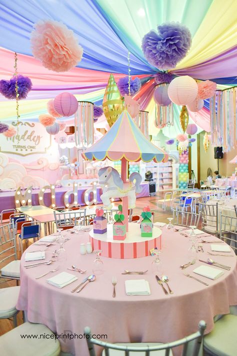 Carnival Party Ideas Decorations, Pink Carnival Birthday Party Decorations, Pastel Carousel Birthday Party, Carnival Pastel Birthday Party, Birthday Party Set Up, Carousel Theme Birthday Party, Birthday Party Table Set Up, Pastel Carnival Theme Party, Pink Carnival Birthday Party