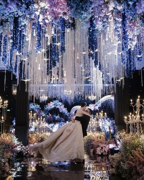 Dalam sorotan lampu - lampu yang berkilauan serta dekorasi warna lavender dan biru yang elegan, pernikahan ini memancarkan keindahan yang mempesona. Pengantin terlihat seperti Raja dan Ratu 💙💫 Photography by @andy_chandra @avenaphotograph Brushed by @jerikomakeup Hairdo by @arlynhairdo Gown by @monicaivena Decoration by @amazingdecorjakarta Venue by @swissoteljakartapik Wedding Organizer by @lummyweddingorganizer #weddingday #weddinginspiration #weddingmarkettips #WMideas #weddingphotograph... Dekorasi Wedding, Wedding Organizer, Wedding Board, Old World, Dream Wedding, Wedding Ideas, Lavender, Quick Saves