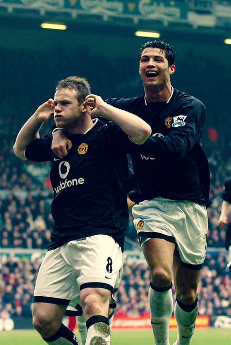 Manchester United Snapshot on Twitter: "Wayne Rooney celebrates in front of The Kop after scoring as United beat Liverpool 1-0, 2005.… " Manchester United Old Trafford, Bayer Munich, Cr7 Wallpapers, Cristiano Ronaldo Manchester, Manchester United Team, Soccer Photography, Manchester United Wallpaper, Manchester United Legends, Manchester United Players