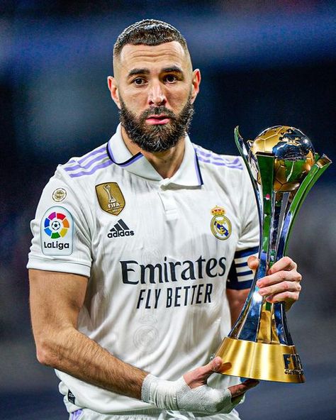 433 on Instagram: "@karimbenzema presents the Club World Cup trophy to the Bernabéu 🏟️🏆" Club World Cup Trophy, Real Madried, Inter Milan Logo, Benzema Real Madrid, Real Madrid Club, World Cup Trophy, Club World Cup, كريستيانو رونالدو, Inter Milan