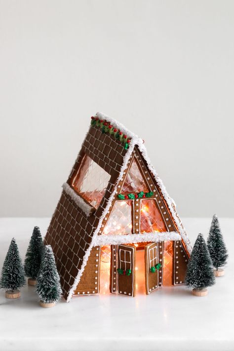 Unique Gingerbread House Ideas, Creative Gingerbread House Ideas, Creative Gingerbread House, Unique Gingerbread House, Rustic Christmas Tree Decorations, Secular Christmas, Gingerbread House Ideas, Gingerbread House Template, Plants House