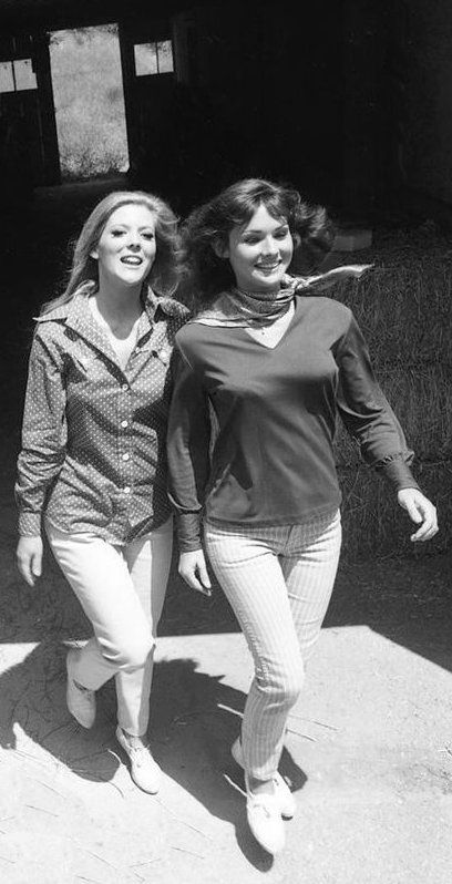 Meredith MacRae - Lori Saunders Lori Saunders, Meredith Macrae, Tretorn Sneakers, Petticoat Junction, Classic Television, First Crush, Those Were The Days, Classic Tv, Human Figure