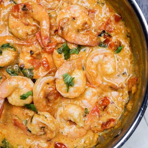 Creamy Coconut and Tomato Shrimp with garlic, ginger, and basil is a delicious Whole30 and Paleo friendly meal that comes together in less than 30 minutes. Delicious served on a bed of zucchini noodles, cauliflower rice, or spaghetti squash, this dish will become a weeknight favorite. Just 4 Weight Watchers Freestyle Smartpoints #paleo #whole30 #weightwatchers #shrimp #keto Shrimp With Tomatoes, Creamy Coconut Shrimp, Shrimp Keto, Shrimp With Garlic, Shrimp Recipes Healthy, Shrimp Recipes For Dinner, Shrimp Dishes, Dinner Healthy, Recipe 30