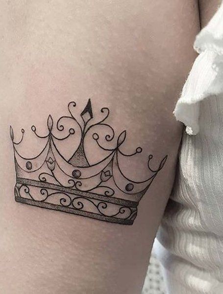 28 Best Tattoo Ideas For Women in 2020 - The Trend Spotter Simple Crown Tattoo, Tiara Tattoo, Queen Crown Tattoo, Small Crown Tattoo, Crown Tattoos For Women, Tato Jari, Z Tattoo, Crown Tattoo Design, Skeleton Hand Tattoo