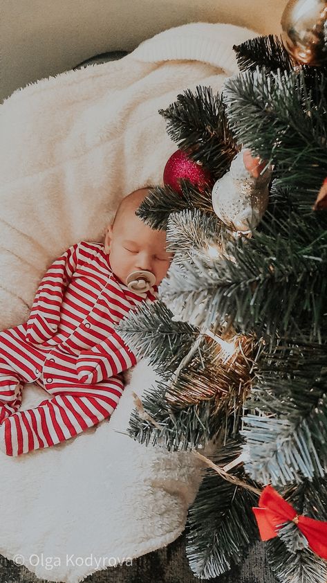 Baby Pictures By Christmas Tree, December Newborn Family Pictures, At Home Newborn Christmas Pictures, Baby With Santa Pictures, Diy Newborn Christmas Pictures, Newborn At Christmas, 2 Month Baby Picture Ideas Boy Creative, Newborn Christmas Card Ideas, Newborn Pictures Christmas