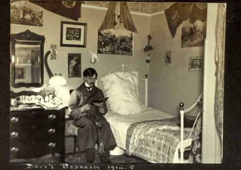 vintage everyday: 37 Amazing Photos Show Students in Their Dorm Rooms From Between the 1900s and 1910s Forensic Photography, Africa Photography, Africa Do Sul, House Photos, Art Historian, Mug Shots, Historical Photos, Metropolitan Museum Of Art, Metropolitan Museum