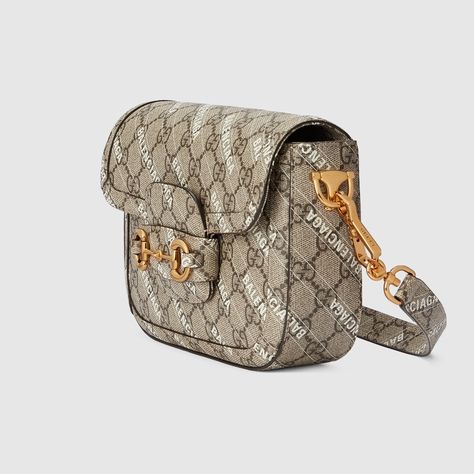 Voir les Mini sac Gucci Horsebit 1955 - The Hacker Project Gucci. Gucci Aria dévoile The Hacker Project, qui explore les thèmes de l’authenticité et de l’appropriation au sein de l’industrie de la mode. Dans sa dernière collection, Alessandro Michele rend hommage à Balenciaga et incorpore les codes Gucci aux lignes emblématiques de la Maison, pour des créations uniques en leur genre. Présenté dans la sélection, le sac à épaule Gucci Horsebit 1955 est revisité avec une toile GG Supreme à ... Gucci Aria, The Hacker, Gucci Horsebit, Gucci Gucci, Alessandro Michele, Messenger Bag Men, Gucci Bags, Top Collection, New Handbags