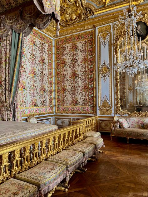 18th Century Bedroom, Versailles Interior, Versailles Aesthetic, Palace Versailles, Chateau Decor, Parisian Vibes, Dream Room, Versailles, Valance Curtains