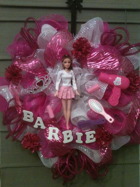 Mini Barbie wreath Barbie Wreath Ideas, Barbie Wreath Front Doors, Barbie Wreaths, Barbie Ornaments Diy, Barbie Wreath, Nurse Door Decorations, Barbie Tree, Barbie Christmas Tree, Barbie Bday