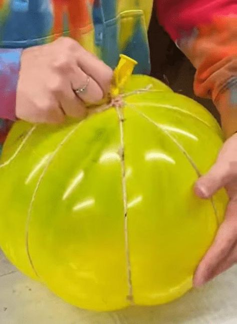 Pumpkin From Balloon, How To Make Fake Pumpkins, Diy Paper Mache Projects Ideas, Paper Mache Clay Projects, Easy Paper Mache Projects, Paper Mache Projects Ideas, Paper Mache Jack O Lantern, Bored Crafts, Paper Mache Balloon