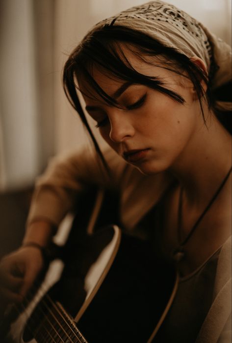 Woman With Guitar Photography, Guitar Portrait Photography, Vintage Music Photography, Portrait With Guitar Photography, Photoshoot With Ukulele, Musician Aesthetic Photoshoot, Portrait Prompts Photography, Guitar Photoshoot Aesthetic, Photoshoot Ideas Musician