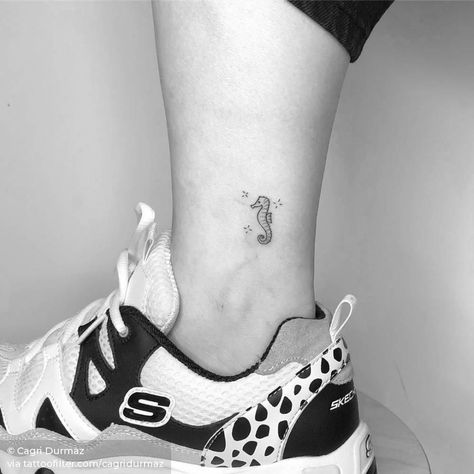 Seahorse Tattoo, Ankle Tattoo Designs, Handpoke Tattoo, Small Girl Tattoos, Tattoos Geometric, Cute Tiny Tattoos, Heart Tattoo Designs, Cute Small Tattoos, Modern Tattoos