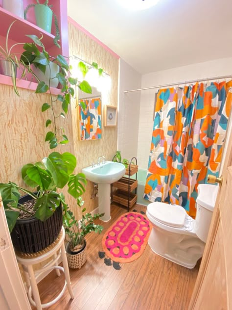 Aesthetic Colorful Bathroom, Retro Theme Bathroom, 70s Aesthetic Bathroom Decor, Maximalist Bathroom Apartment, Vibrant Bathroom Decor, Funky Apartment Bathroom, Colorful Eclectic Home Bathroom, Gen Z Bathroom Decor, Bright Colorful Bathroom Ideas