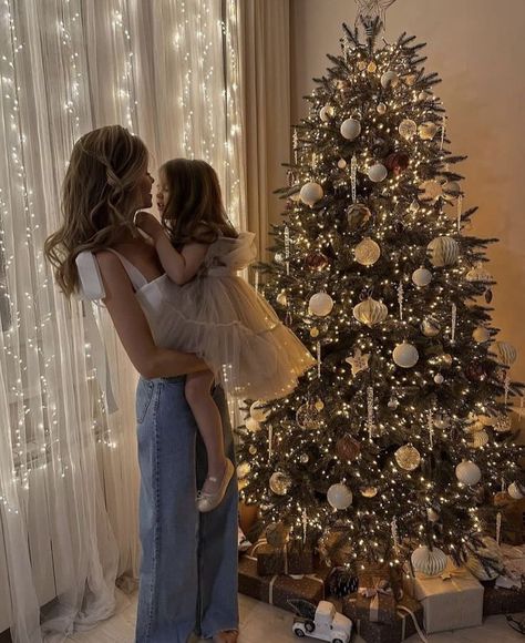 Christmas Picture Aesthetic, Photoshoot Christmas Ideas, Christmas Family Aesthetic, My Future Aesthetic, Christmas Aesthetic Family, Family Christmas Aesthetic, New Mom Aesthetic, Christmas Photoshoot Ideas Family, Christmas With Kids