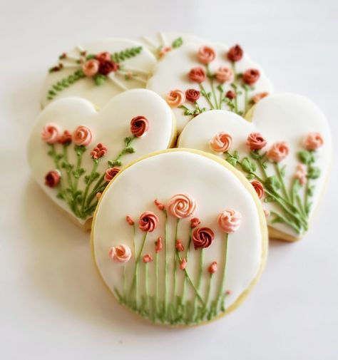 Shortbread Cookie Designs, Oval Cookies Decorated, Pink Floral Cookies Decorated, Wild Flower Decorated Cookies, Pink Floral Cookies, Fondant Flower Cookies, Wildflower Cookies Royal Icing, Spring Sugar Cookies Buttercream, Pretty Cookies Decorated